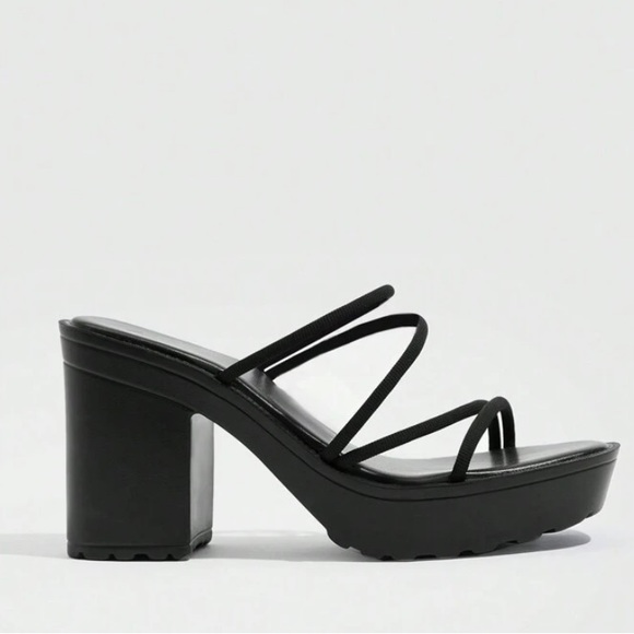 Thin strap chunky black heel sandal - Picture 3 of 5